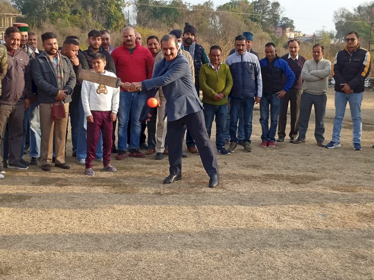 मुख्यमंत्री ने बच्चों संग क्रिकेट खेलकर उनका मनोबल बढ़ाया