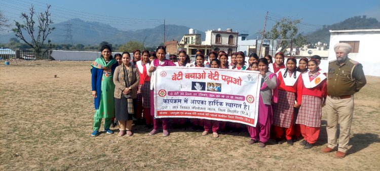 बेटी बचाओं बेटी पढ़ाओं योजना के तहत छात्राओं को दिया जा रहा आत्म रक्षा का प्रशिक्षण