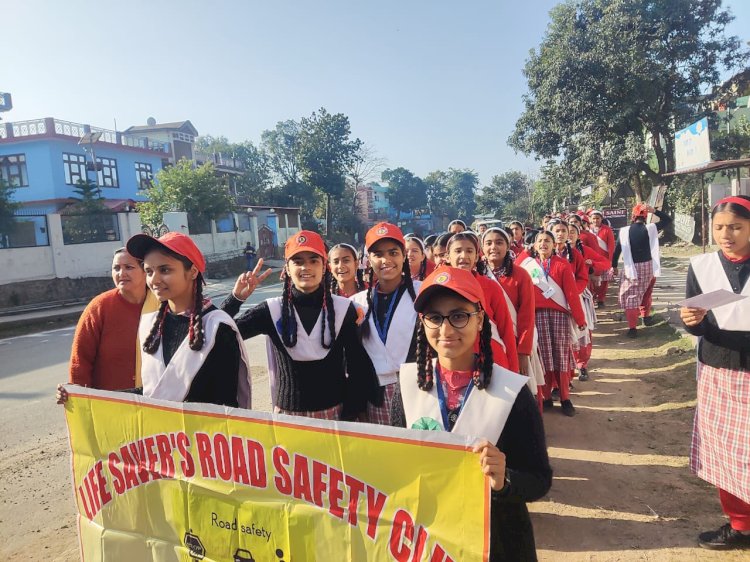 सड़क सुरक्षा को लेकर छात्रों ने निकली रैली, आरटीओ ने की शिरकत
