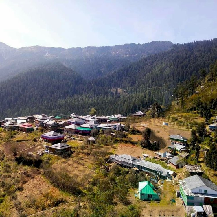 आजादी के 77 वर्षों बाद बंजार के दूर दराज गांव गरूली में पहुंची सड़क।