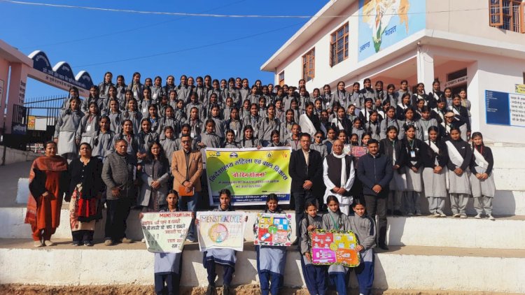 झगड़यानी स्कूल की छात्राओं को बताया मासिक धर्म स्वच्छता का महत्व