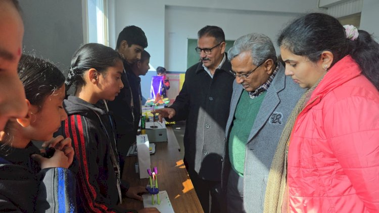 छात्रों में वैज्ञानिक दृष्टिकोण विकसित करने के लिए करियर अकादमी स्कूल में विज्ञान प्रदर्शनी...