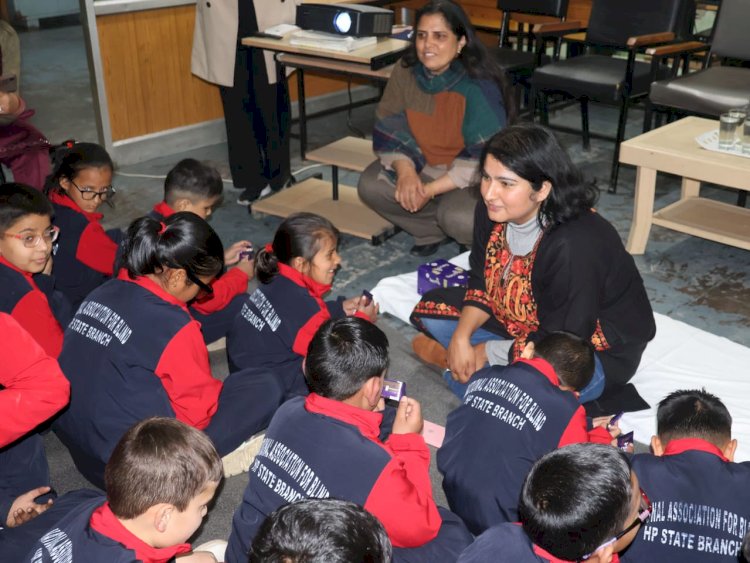 चंद्र आभा मैमोरियल स्कूल के 10 दिव्यांग छात्रों को डीसी कुल्लू ने वितरित किए लेपटॉप...