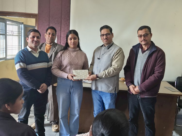 हमीरपुर में प्रतिभाशाली बेटियों को किया सम्मानितm महिला एवं बाल विकास विभाग ने बेटी बचाओ, बेटी पढ़ाओ योजना के तहत किया आयोजन