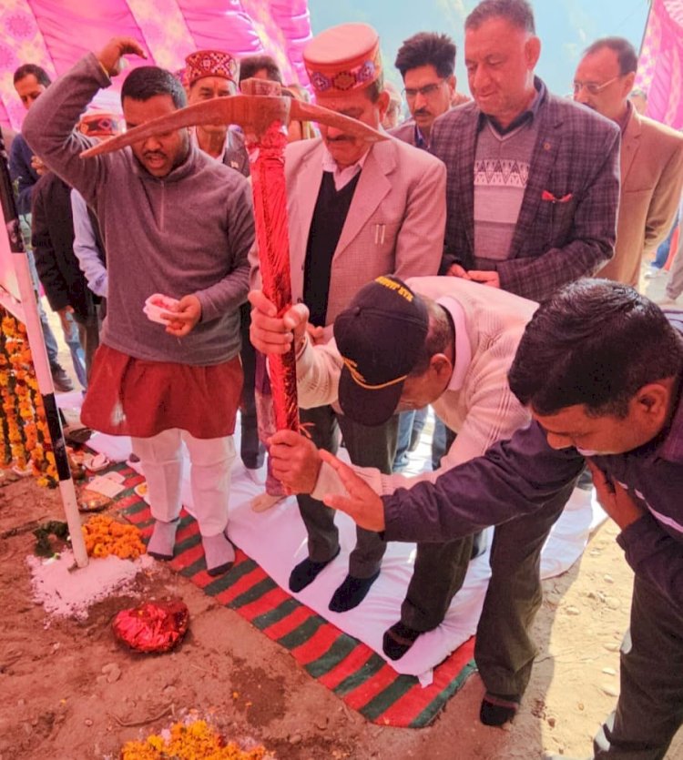 सुजानपुर विधानसभा क्षेत्र के  गाँव आठलबर के लिए बनने वाली सड़क का विधायक ने  किया  भूमि पूजन