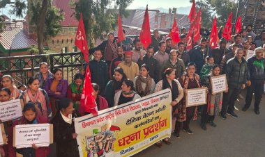 43 दैनिक भोगी कर्मचारियों को गैर कानूनी तरीके से नौकरी से निकालने के खिलाफ सीटू के बैनर तले कर्मचारियों ने किया जोरदार प्रदर्शन