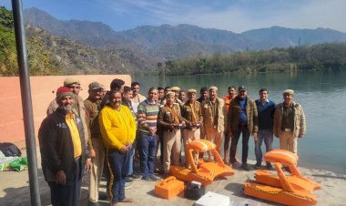 ऊना के  ब्रह्मोटी मंदिर घाट पर रिमोट संचालित लाइफबॉय उपकरणों का रेस्क्यू प्रदर्शन