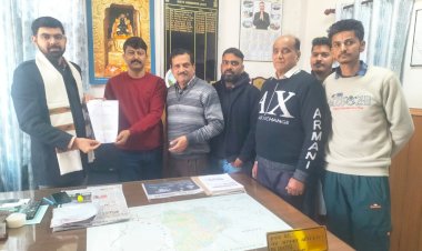 सुजानपुर व्यापारी बर्ग ने की उप मंडल एवम होली मेला अधिकारी डॉक्टर रोहित शर्मा से मुलाकात