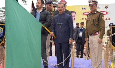 मुख्यमंत्री ने सड़क सुरक्षा के लिए 27 पुलिस मोटरसाइकिलों को झंडी दिखाकर रवाना किया