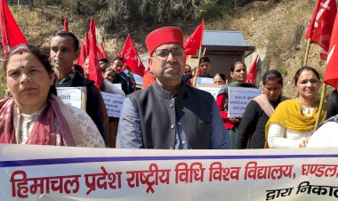 सीटू के बैनर तले कर्मचारियों ने राष्ट्रीय विधि विश्वविद्यालय घन्डल शिमला परिसर के बाहर जोरदार प्रदर्शन