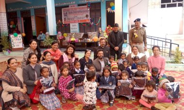प्राईमरी स्कूल अंब में बच्चों को बांटे स्वैटर