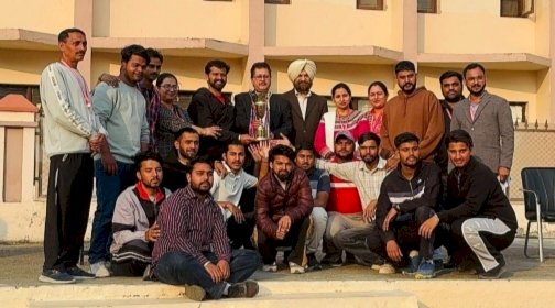 हिमालयन इंस्टिट्यूट ऑफ फार्मेसी ने क्रिकेट मैच में विजेता ट्रॉफी पर किया कब्ज़ा