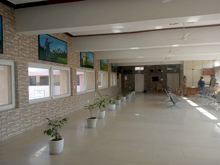डीसी ऑफिस में आगंतुकों को होगी सुखद अनुभूति, सभी लोगों को आकर्षित कर रही हैं दीवारों पर लगाई गई खूबसूरत पेंटिंग्स