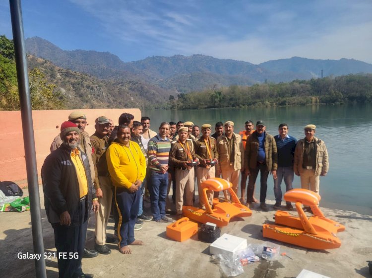 ऊना के ब्रह्मोटी मंदिर घाट पर रिमोट संचालित लाइफबॉय उपकरणों का रेस्क्यू प्रदर्शन