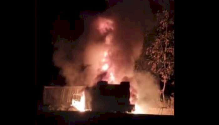 मटक माधुरी के नजदीक तड़के ट्रक-डंपर की भीषण टक्कर , आग लगी, पांवटा निवासी चालक हादसे का हुआ शिकार