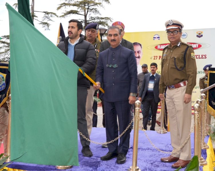 मुख्यमंत्री ने सड़क सुरक्षा के लिए 27 पुलिस मोटरसाइकिलों को झंडी दिखाकर रवाना किया