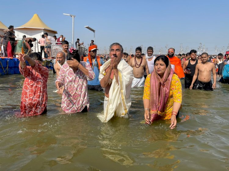 मुख्यमंत्री ने परिवार सहित त्रिवेणी संगम में किया पवित्र स्नान
