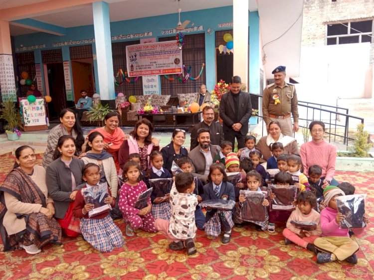 प्राईमरी स्कूल अंब में बच्चों को बांटे स्वैटर