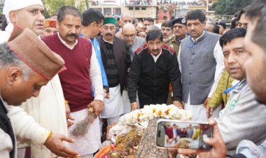 हिमाचल सरकार ने पूर्ण राजकीय सम्मान के साथ दी विदाई, अंतिम यात्रा में शामिल हुए उपमुख्यमंत्री, अर्पित की भावभीनी श्रद्धांजलि