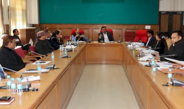 राजस्व अधिकारियों की मासिक बैठक आयोजित