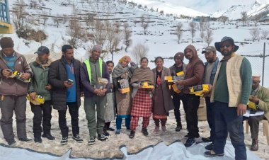 हिमस्खलन प्रभावित पांगी घाटी के कुमार गांव में आवश्यक सामग्री पहुंचाई गई