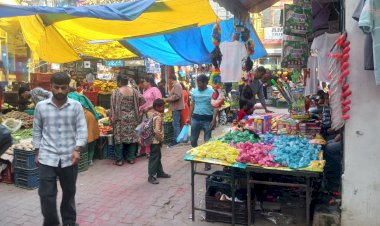 होली के रंगों से सराबोर हुए बाज़ार, दुकानदारों ने की विशेष तैयारी की