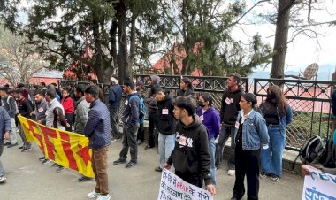 एसएफआई ने ABVP पर सख्त कार्यवाही करने के लिए उपायुक्त कार्यालय के बाहर किया धरना प्रदर्शन