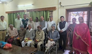 मुख्यमंत्री के जन्मदिन पर वृद्ध आश्रम और बाल आश्रम में बांटे फल