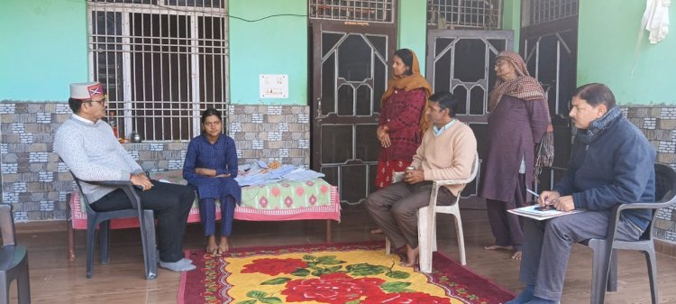 अप्लास्टिक एनीमिया से पीड़ित लड़की के घर पहुंचे एसडीएम बीपीएल परिवार की लड़की के इलाज के लिए लाखों रुपये की आवश्यकता