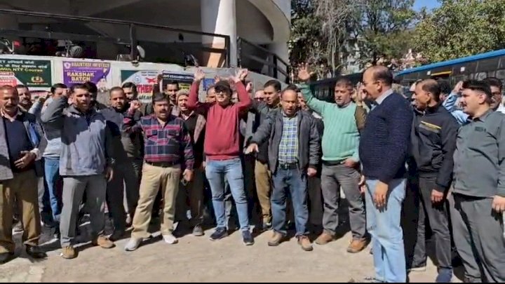 नही मिले वित्तीय लाभ, एचआरटीसी चालकों-परिचालकों ने सरक ार के खिलाफ खोला मोर्चा जमकर प्रर्दशन किया