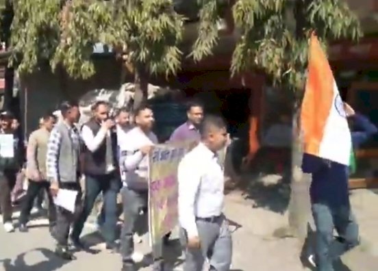 पटवारी-कानूनगो महासंघ ने स्टेट कैडर के विरोध में रैली निकाली सरकार के खिलाफ दिया धरना,
