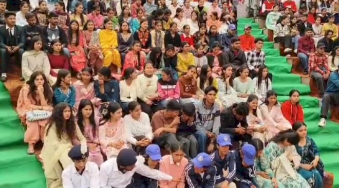 स्नातकोत्तर महाविद्यालय में वार्षिक पारितोषिक वितरण समारोह का आयोजन.. मेधावी छात्रों को सम्मानित किया