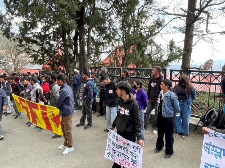 एसएफआई ने ABVP पर सख्त कार्यवाही करने के लिए उपायुक्त कार्यालय के बाहर किया धरना प्रदर्शन