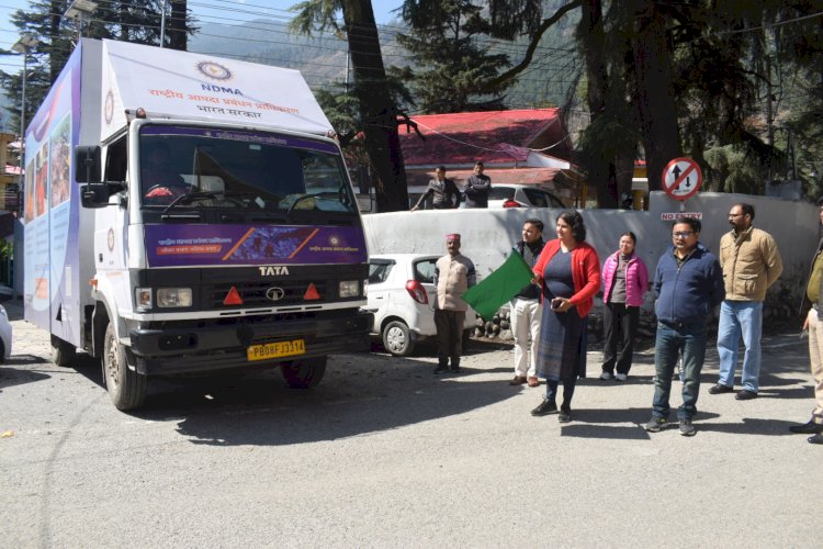 फील्ड पब्लिसिटी जागरूकता अभियान के तहत आपदा जागरूकता मोबाइल वैन को उपायुक्त ने हरी झंडी दिखाकर किया रवाना