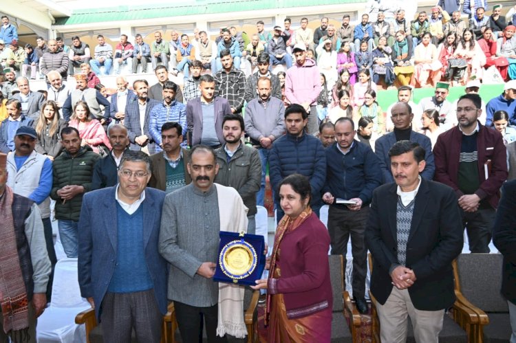 ग्रामीण विकास मंत्री ने नवाजे चायल कोटी महाविद्यालय के मेधावी