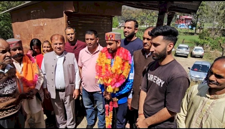 ओलंपिक वर्ल्ड विंटर गेम्स में नाहन के हेमचंद ने जीता रजत पदक, स्नो बॉडिंग में जीता रजत पदक