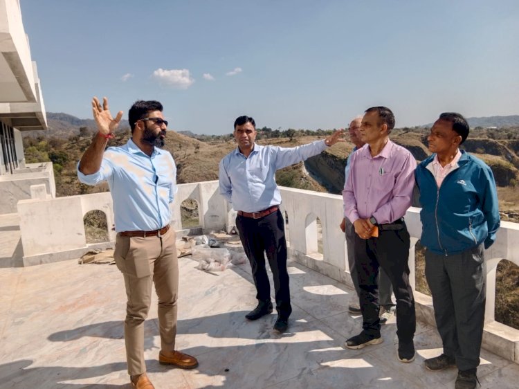 उपायुक्त ने पीर गौंस मंदिर के सौंदर्यीकरण और विकास कार्यों का लिया जायजा