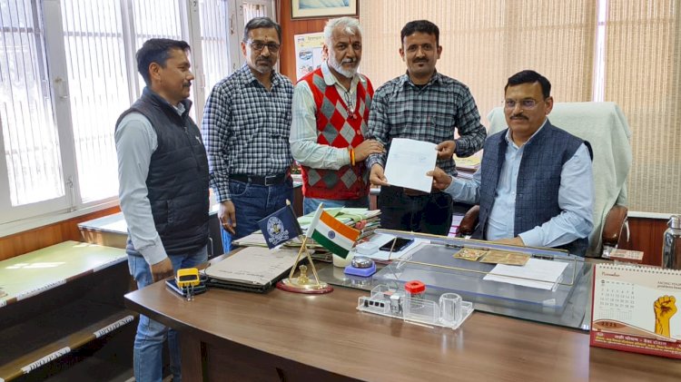 सिरमौर प्रेस क्लब के पदाधिकरियों ने डीसी सिरमौर एलआर वर्मा को सौपी प्रेस क्लब की कार्यकारिणी की विस्तार की सूची
