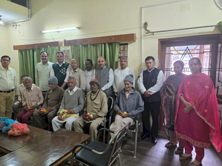 मुख्यमंत्री के जन्मदिन पर वृद्ध आश्रम और बाल आश्रम में बांटे फल