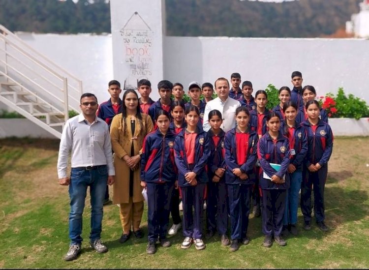 राष्ट्रीय अविष्कार अभियान: जमा दो स्कूल कुज्जी के छात्रों ने शुलिनी यूनिवर्सिटी का किया भृमण...