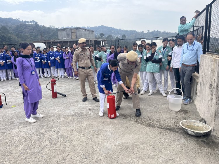 माता पद्मावती कॉलेज  में आपातकालीन स्थितियों में अपनाऐ जाने वाले उपकरणों का प्रशिक्षण दिया