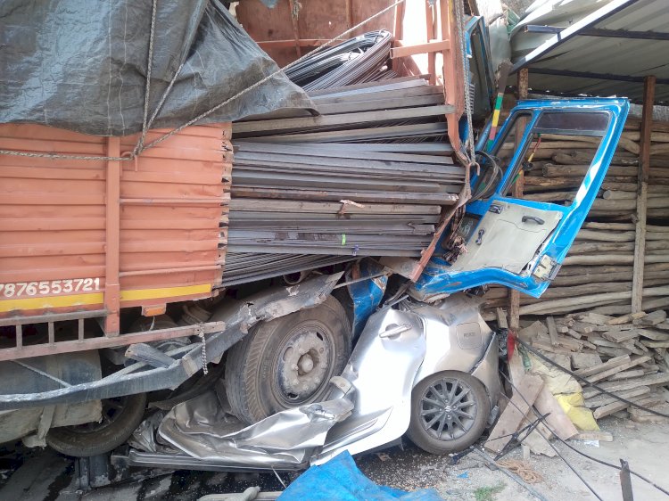 नाहन में कारमल कॉन्वेंट स्कूल के सामने सरिए से लदा ट्रक बेकाबू हुआ, कार को रौंदा, चालक ने कूद कर बचाई जान
