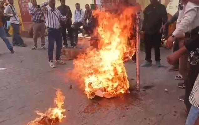 महाराणा सांगा को गद्दार बताने वाले सपा सासंद को फूंका पुतला, पद से हटाने की मांग....