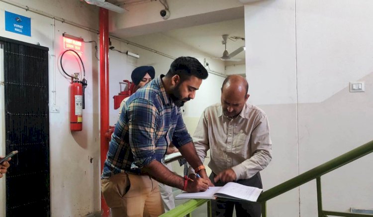 उपायुक्त ने ईवीएम और वीवीपैट मशीनों के वेयर हाउस का किया त्रैमासिक निरीक्षण