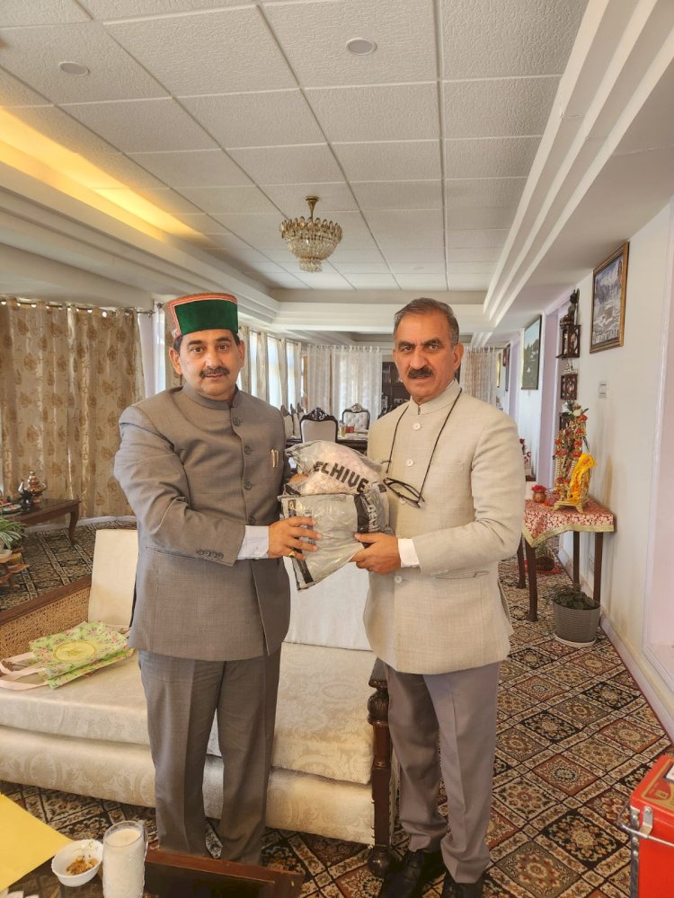 सीएम को उपमुख्य सचेतक ने दिया कचनार का उपहार