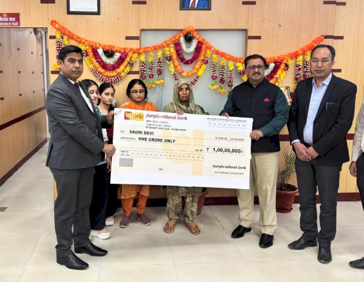 हवलदार जतिन्द्र सिंह के परिजनों को बीमा राशि का एक करोड़ रुपए का चैक प्रदान