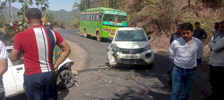 दो कारों में जबरदस्त  भिड़ंत: कोई जानी नुकसान नही, पुलिस जांच में जुटी
