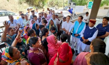 अधूरे पड़े मंडेरवा पुल को लेकर..... विक्रम बाग़ पंचायत के ग्रामीणों के सब्र का बांध टूटा, लगाया धरना,पीडब्ल्यूडी के एससी से हुए तीखे सवाल.