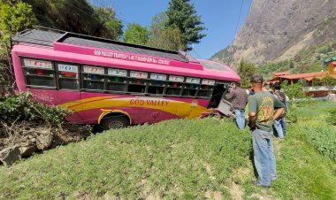 तीर्थन घाटी में बड़ा हादसा टला, खेत में उतरी निजी बस, सभी यात्री सुरक्षित।