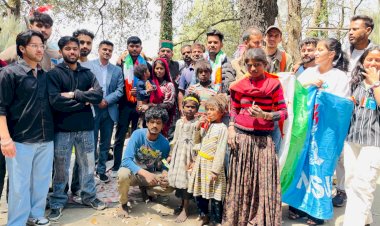 एनएसयूआई के स्थापना दिवस पर अस्पताल में बांटे फल